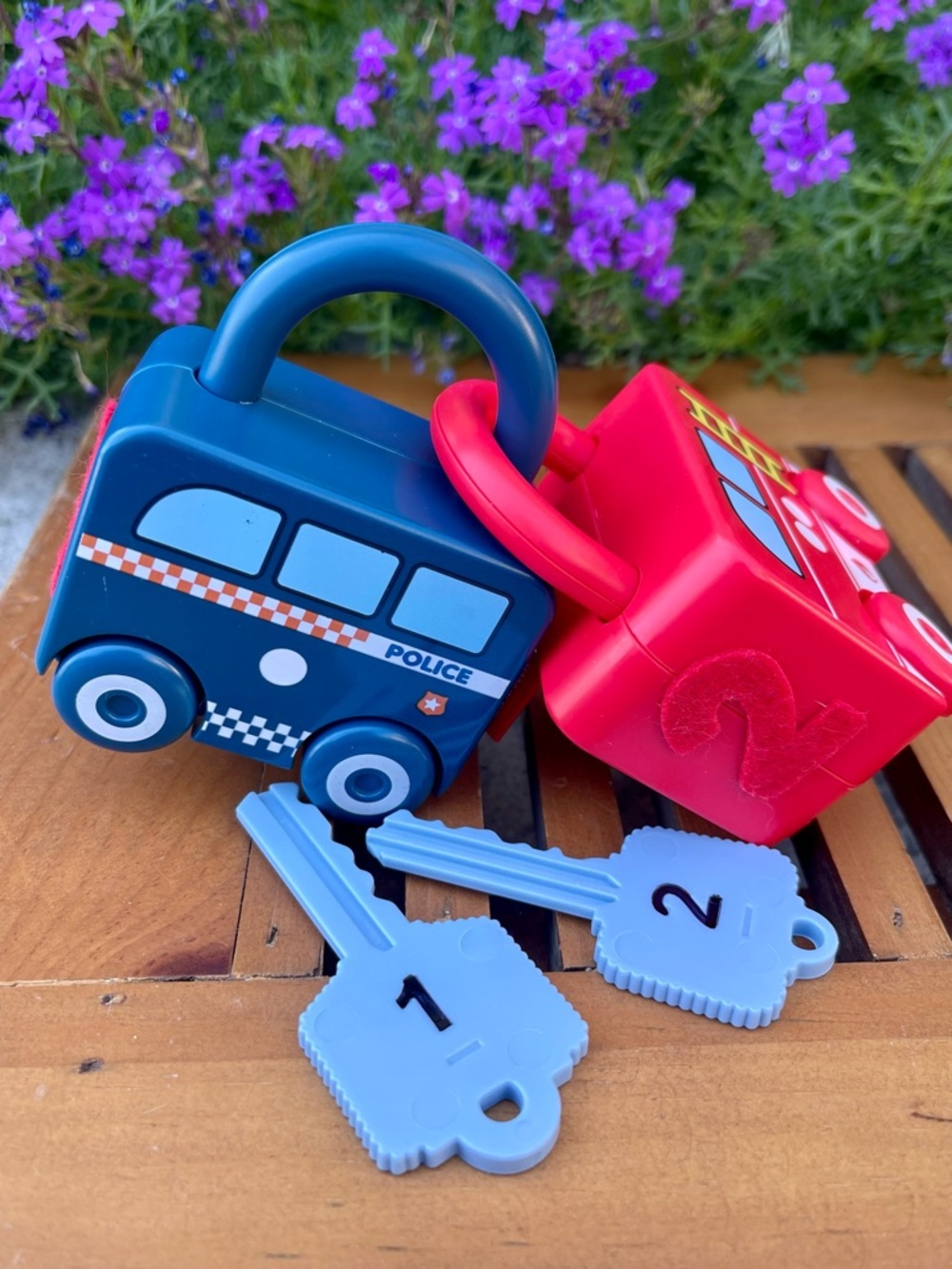 Montessori 6 piece educational toy set featuring vehicle shaped locks and key - Picture 6 of 7